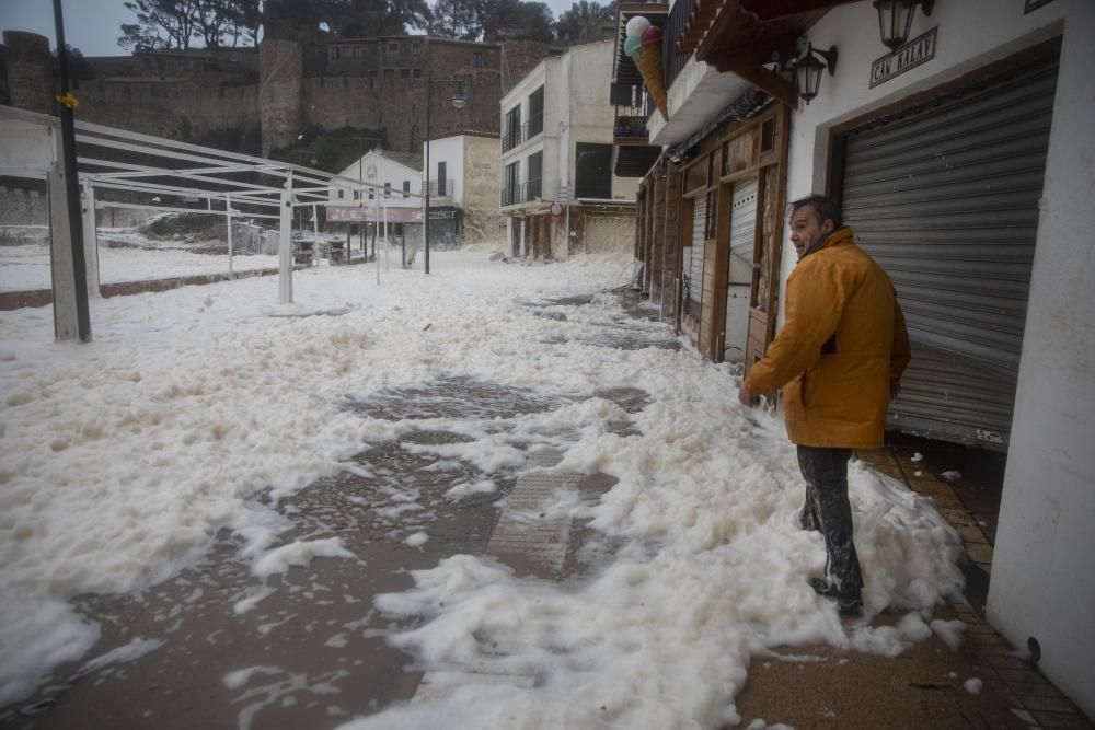 El temporal omple d'escuma de mar carrers de Tossa de Mar