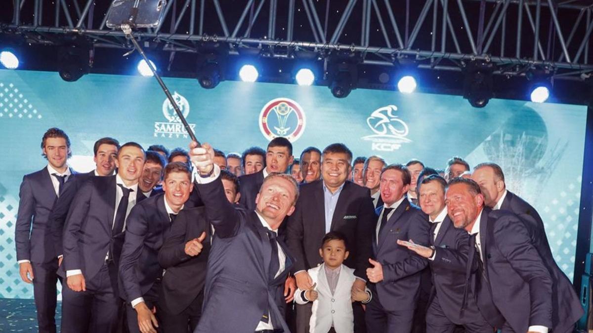 La informal presentación de Astana con 'selfie' incluído