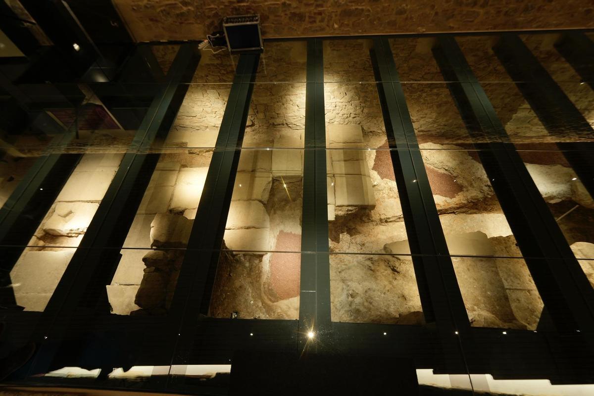 El pavimento fundacional de Barcelona sale a luz en las obras de un hotel