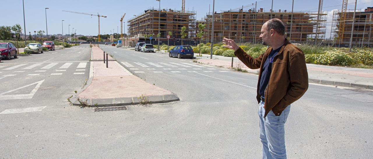 El concejal de Movilidad de Sant Joan muestra el futuro trazado del Tram junto a Nou Nazareth, en pleno desarrollo.