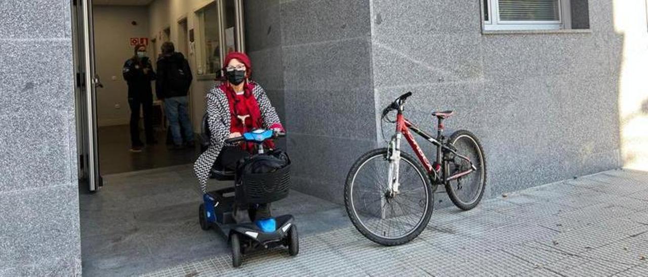 Aurora Murias, saliendo ayer de las dependencias policiales tras recuperar su scooter. | // G.N.