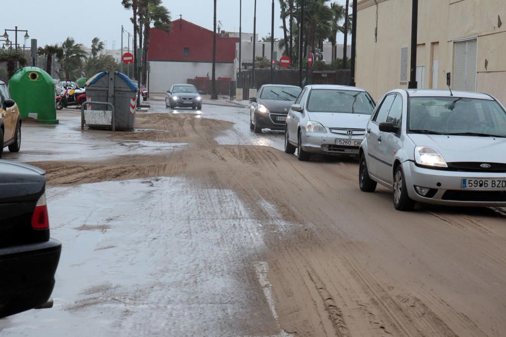 El temporal ''entierra'' en arena el paseo marítimo de València