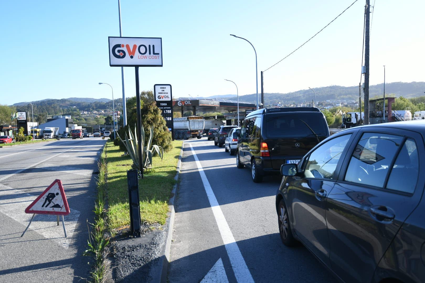 Colas en las gasolineras el primer día del bono al combustible