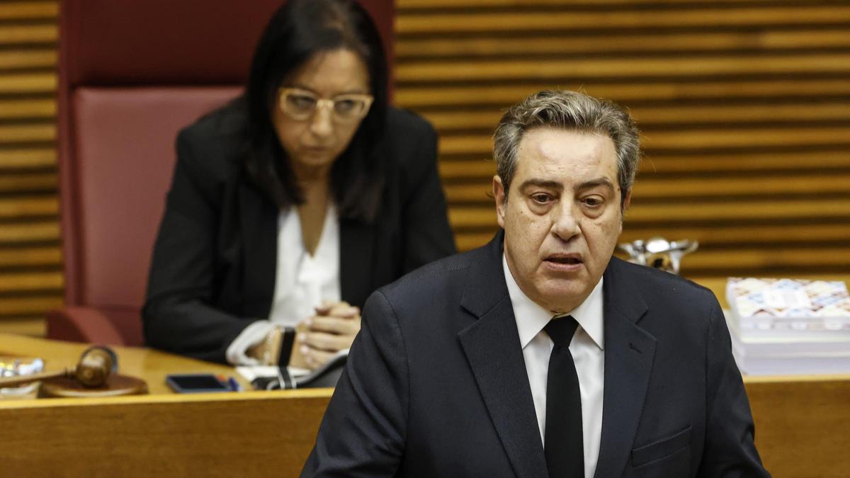 El portavoz de Vox en las Corts, José María Llanos, durante una comparecencia.