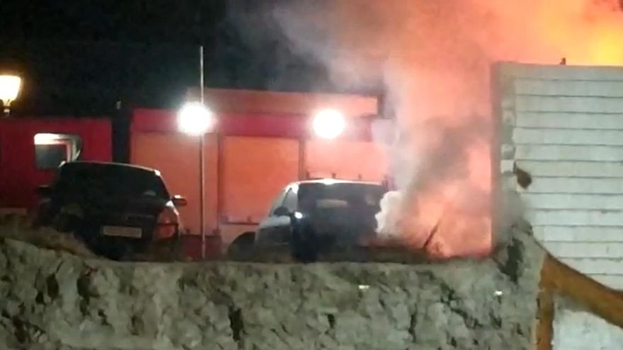 Un incendio afecta a dos vehículos en la Vía Rápida de Badajoz
