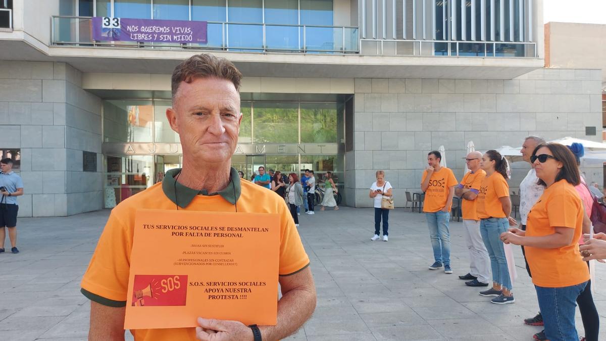 El jefe de los servicios sociales en el Ayuntamiento de San Vicente con la camiseta de protesta.