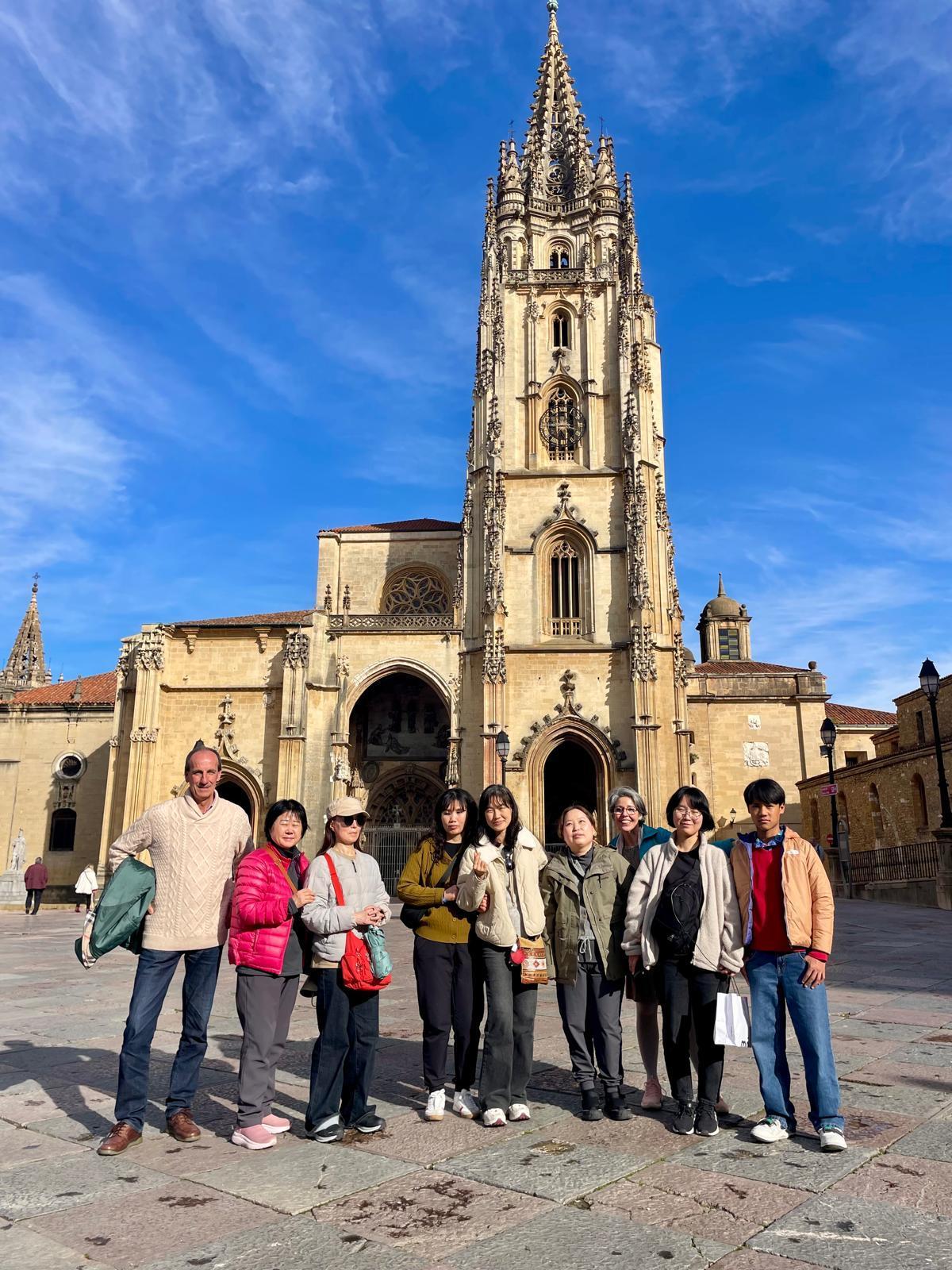 Las peregrinas surcoreanas, junto a Manuel Samartino y su hijo, frente a la catedral de Oviedo.