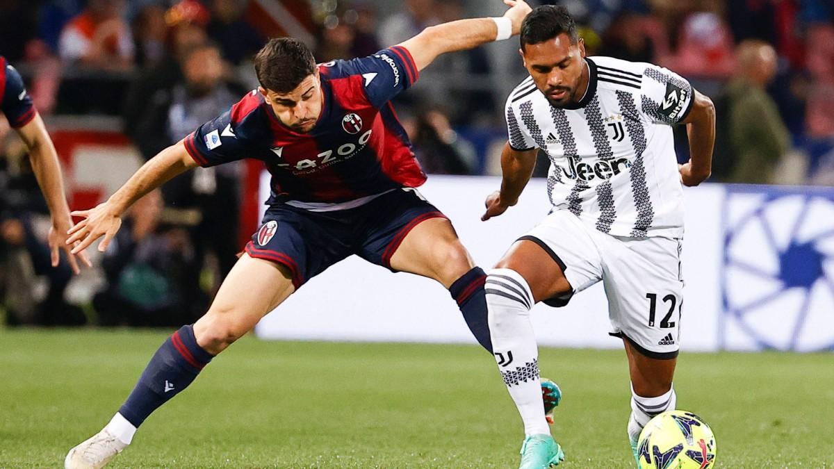 Riccardo Orsolini y Alex Sandro, en acción durante el partido entre el Bolonia y la Juventus