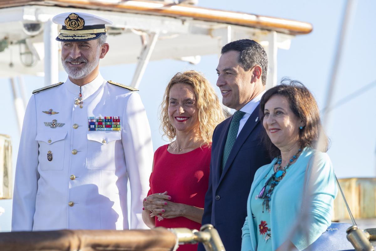 ROTA (CÁDIZ), 06/09/2022.- El rey Felipe VI, la presidenta del Congreso, Meritxell Batet, el presidente andaluz, Juanma Moreno, y la ministra de Defensa, Margarita Robles (izq a dcha), a bordo del buque escuela de la Armada Juan Sebastián Elcano en la Base Naval de Rota en al inicio hoy martes de los actos de conmemoración en aguas de Sanlúcar de Barrameda (Cádiz) de una revista naval para conmemorar que hace hoy 500 años regresó a este mismo lugar, tras un viaje de tres años, la nao Victoria, que, comandada por Juan Sebastián Elcano, fue el primer barco de la historia que dio la vuelta al mundo. EFE/ Román Ríos POOL