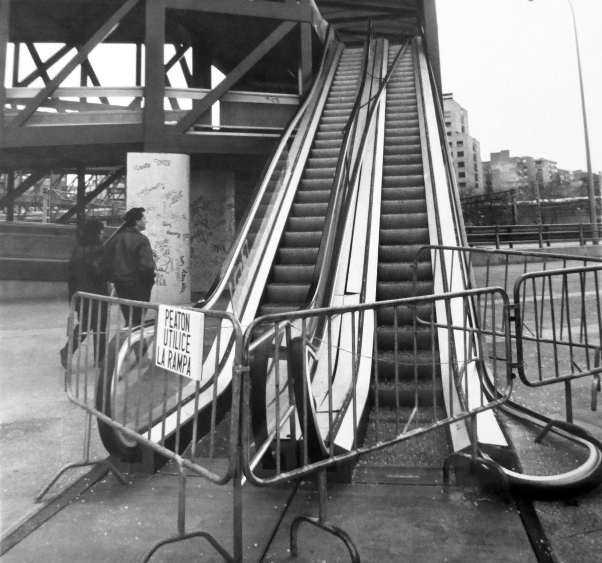 Escaleras mecánicas que servían para subir al paso elevado en 1994.