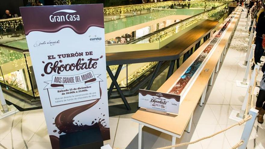 El centro Grancasa hace la tableta de turrón más grande del mundo