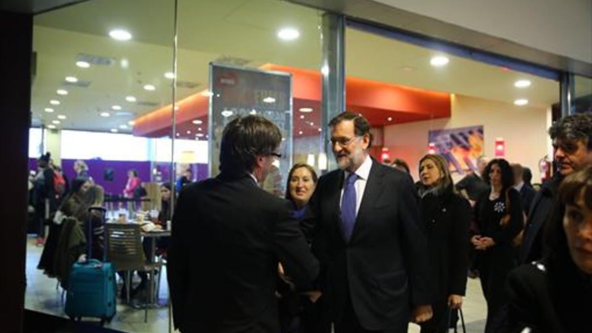 Saludo entre presidentes 8Puigdemont y Rajoy, momentos antes del homenaje a las víctimas del vuelo de Germanwings.