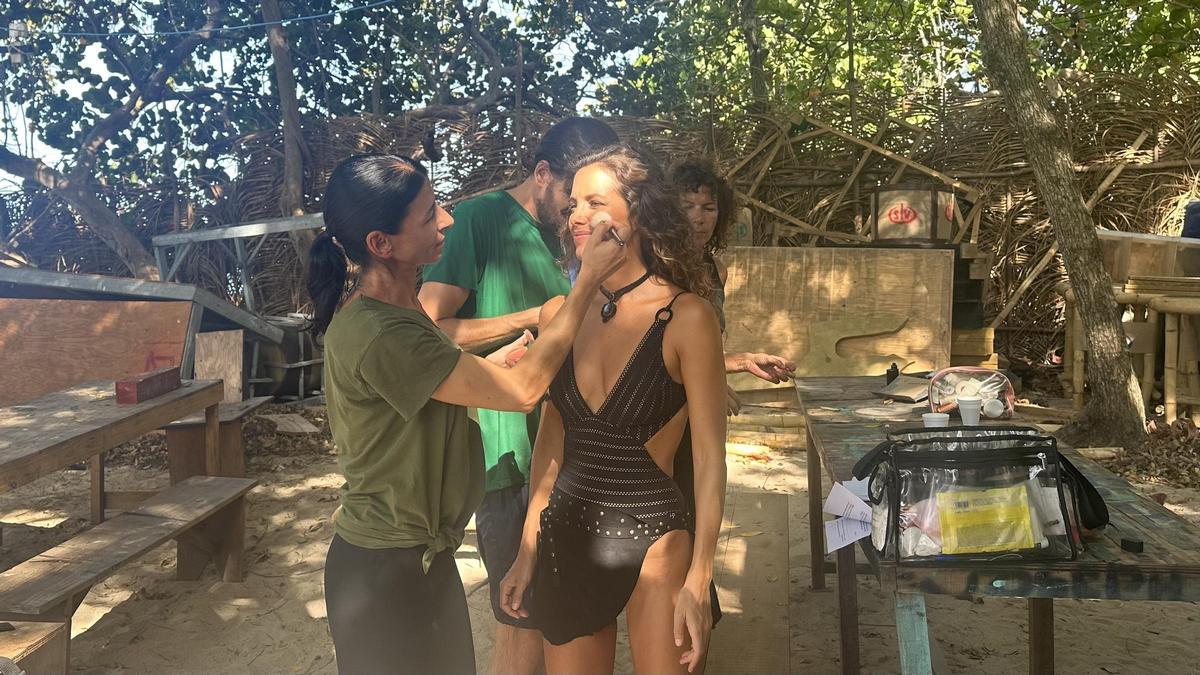 Laura Madrueño, mientras retocan su maquillaje antes de presentar 'Supervivientes'