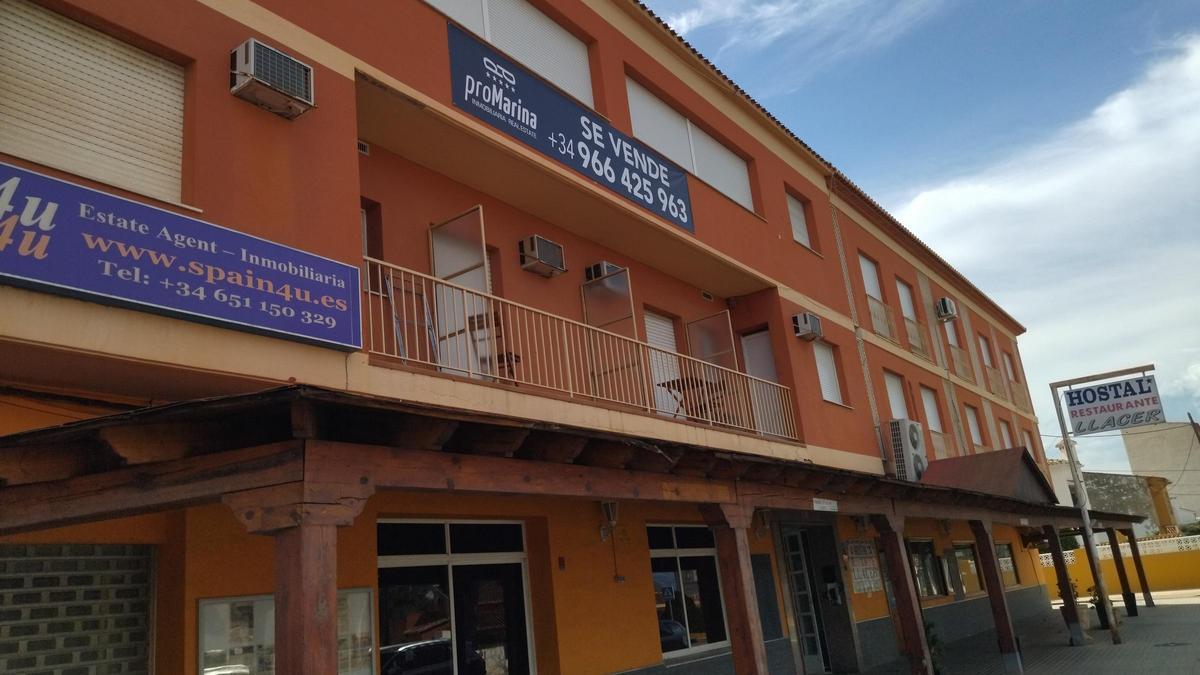 El hostal y el restaurante están cerrados y hay un cartel que anuncia su venta