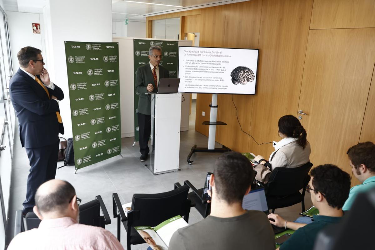 Pascual-Leone, en el centro, y a su lado José María Tormos, durante la presentación del proyecto de la UCV.