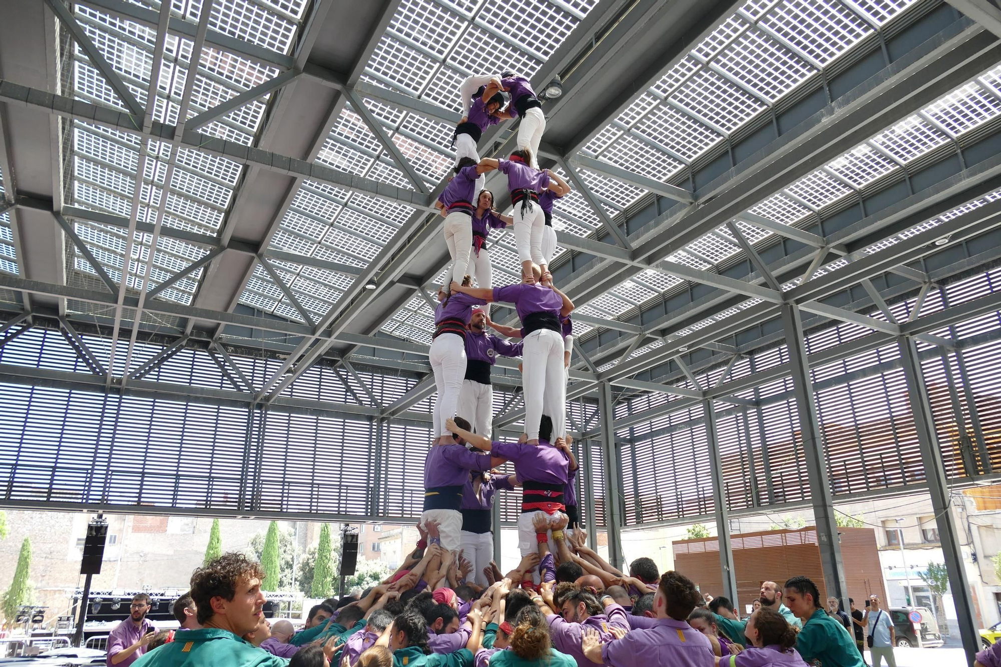 La plaça Catalunya de Figueres s’omple de castells en una Diada de Sant Pere marcada per calor