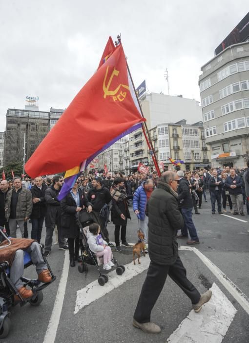 Unas 4.000 han secundado la manifestación convocada por UGT y CCOO que ha arrancado A Palloza y ha terminado en la plaza de Ourense, ante la Delegación del Gobierno en Galicia.