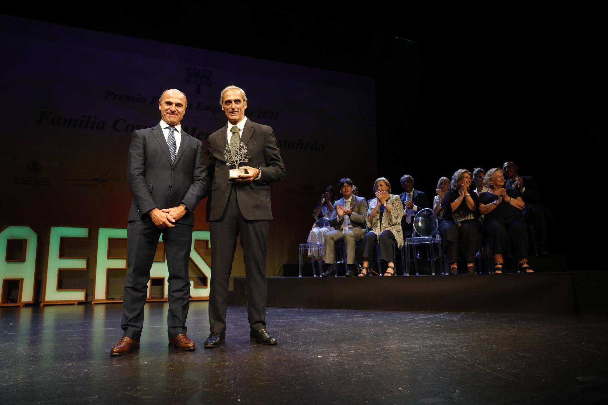 Entrega del premio "Familia Empresaria" a la familia Cosmen Menéndez-Castañedo