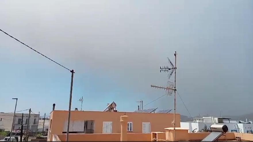 El humo del incendio de Citubo en Ibiza llega a Sant Antoni