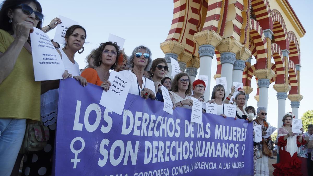 Concentración en la portada de la feria.