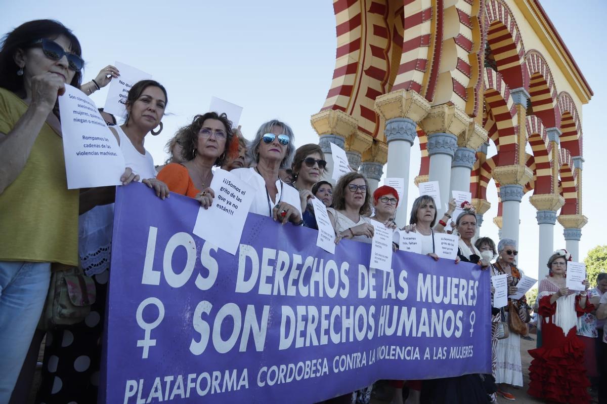 Concentración en la portada de la feria.