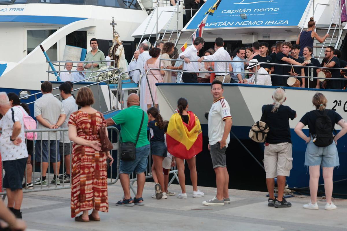 Imágenes de la procesión en honor a la Virgen del Carmen en Sant Antoni