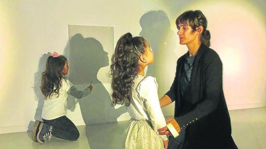 Los niños de Cruz Roja y Nuevo Futuro descubren la magia del teatro de sombras