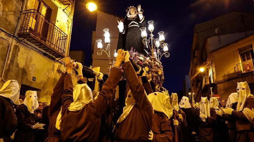 El sentimiento rasga el silencio en Alcoy
