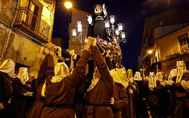 El sentimiento rasga el silencio en Alcoy