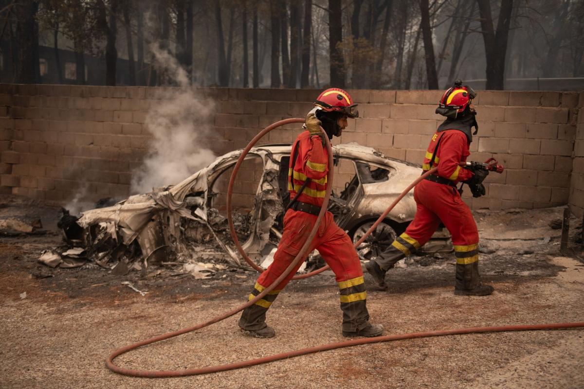 Miembros de la UME apagando fuegos en viviendas y naves en Piedralaves, Ávila, el pasado fin de semana.