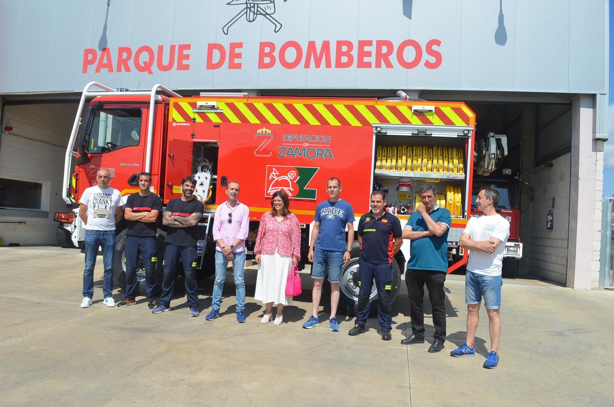 Aco de recepción del nuevo vehículo del Parque de Bomberos. / E. P.