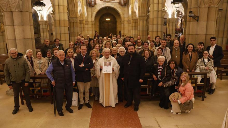 Javier Gómez Cuesta, en el centro, con una imagen del Papa Francisco, ayer, en la iglesia de San Pedro, junto a los integrantes de las cofradías que acudieron a la misa de acción de gracias.