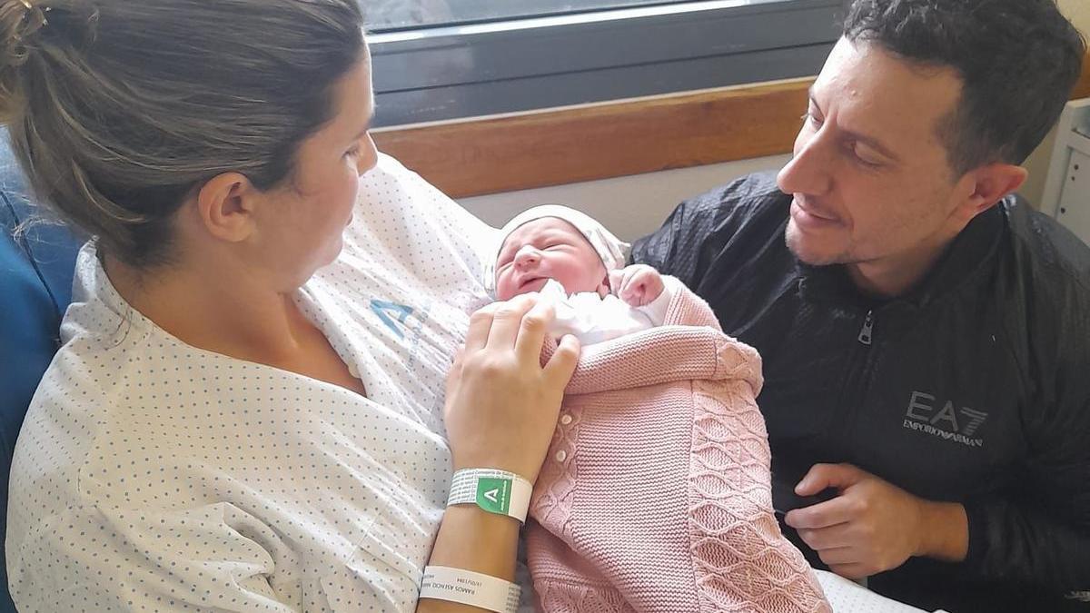 Cloe, primera bebé andaluza del año 2026, junto a sus padres tras su nacimiento en el Hospital Juan Ramón Jiménez de Huelva.