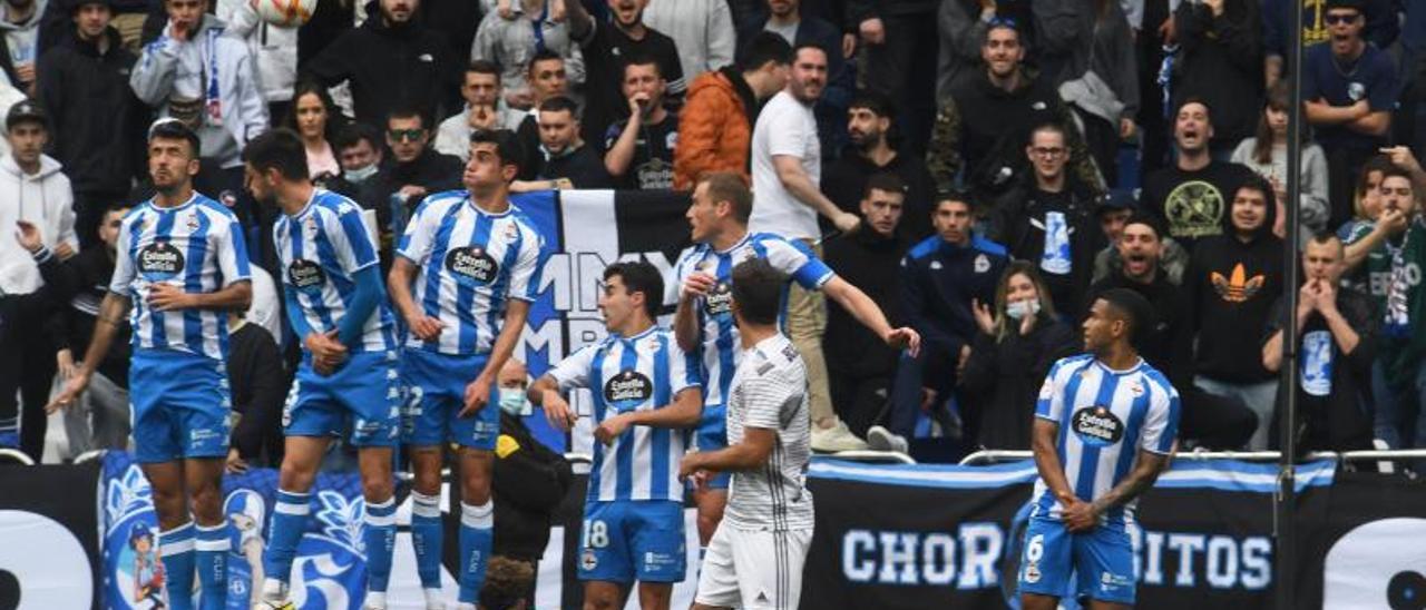 Los jugadores deportivistas, con la grada al fondo, durante el partido ante el DUX de Madrid. |  // CARLOS PARDELLAS