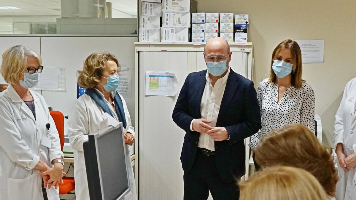 El gerente del SMS, Francisco Ponce, y la directora general de Asistencia Sanitaria, Isabel Ayala (c), visitan el Centro de Bioquímica y Genética Clínica, dependiente del SMS, ubicado en el hospital Virgen de la Arrixaca.