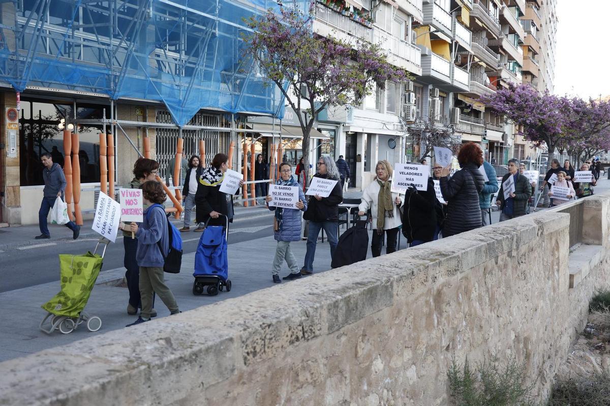 Los vecinos del Raval Roig de Alicante salen a la calle para reclamar ...