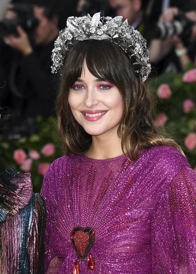 Dakota Johnson brilló como una virgen en la Gala MET