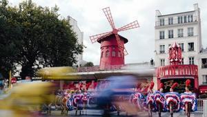 La imagen borrosa de Pogacar y Van der Poel, a su paso por el Moulin Rouge de París.