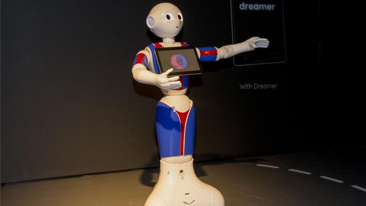 Un robot explica en la entrada del 'Espai Barça Fundació' cómo funciona el recorrido