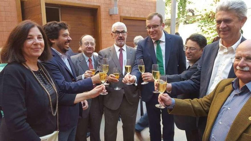 En el centro, Tino Cortina brinda con el presidente del Centro Asturiano de Barcelona, Enrique Delgado (tercero por la izquierda) y otros miembros de la entidad.