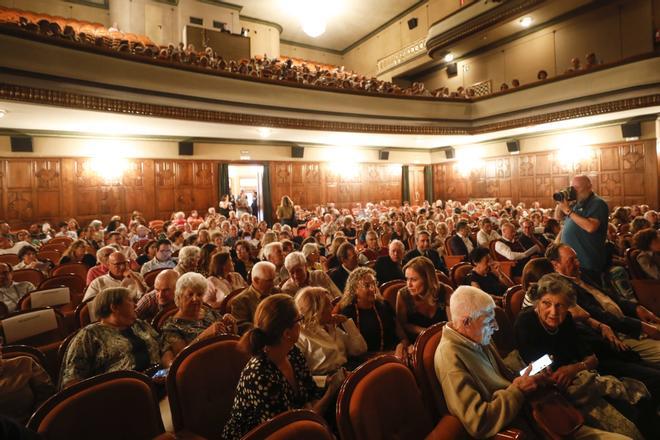 Vista general del teatro Filarmónica, lleno para el concierto de Konstantin Scherbakov; en primeras filas, familiares de García-Alcalde. 