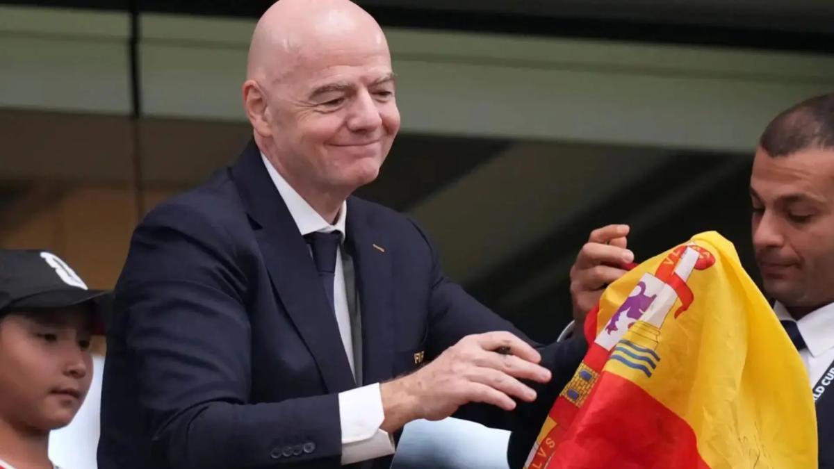 Dianni Infantino junto con una bandera de España.