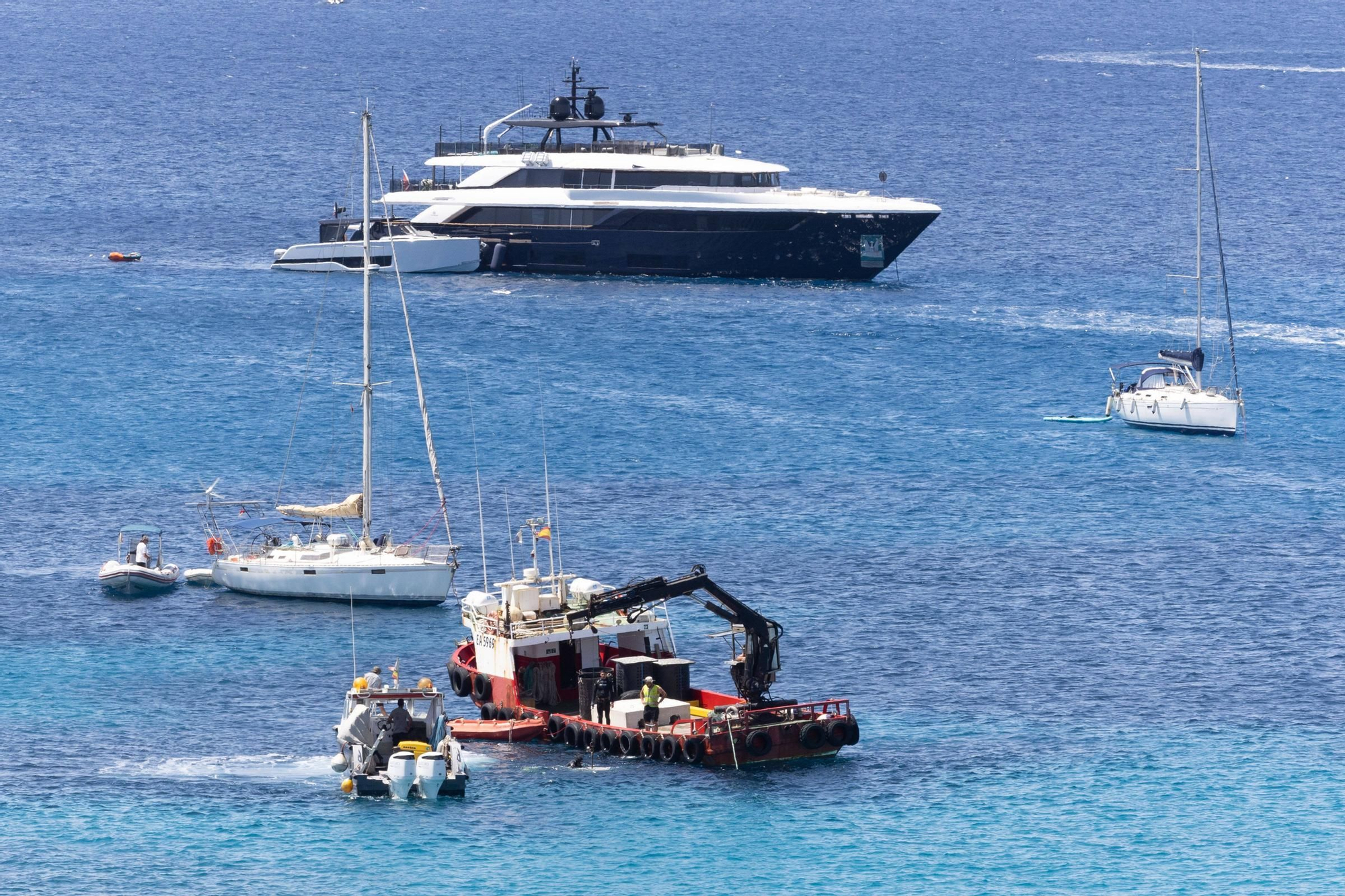 Aquí están todas las fotos de la instalación de bombas para evitar manchas de microalgas en Cala Tarida