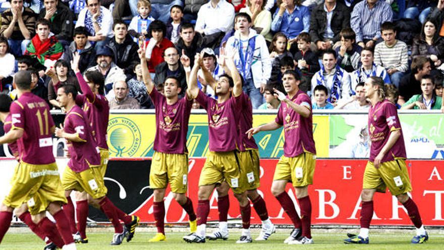 Los jugadores del Pontevedra celebran el gol que les da opción de luchar por el ascenso. // Área 11