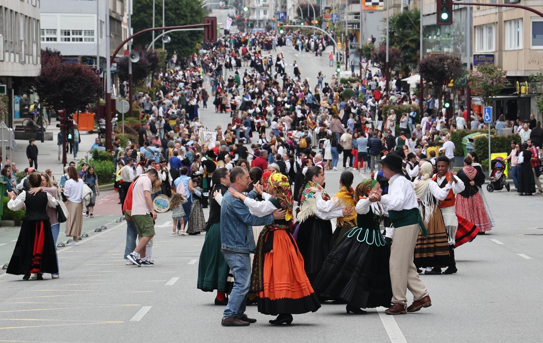 Vigo baila «al compás de una muiñeira»