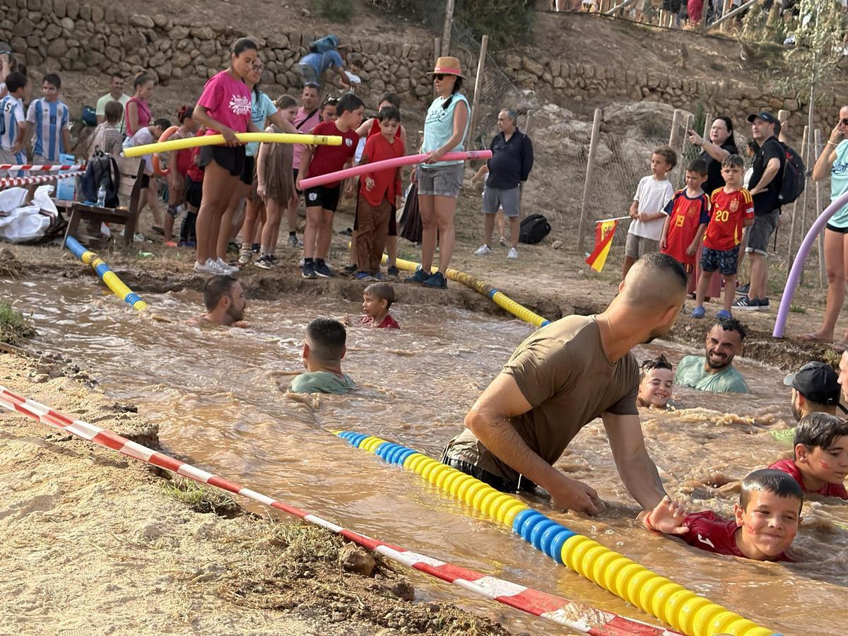 La Brutatló Kids reúne a 240 jóvenes en una tarde de deporte, barro y diversión en Andratx