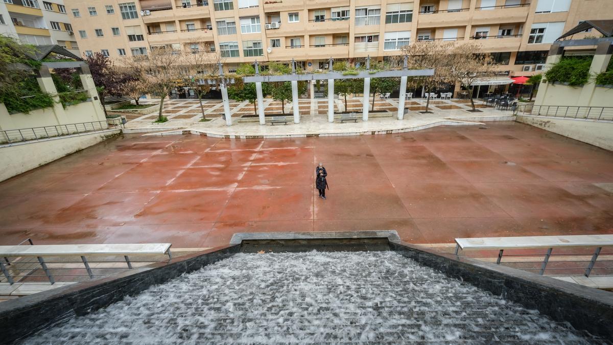 Por la fuente de la plaza de Santa María de la Cabeza vuelve a correr el agua tras años sin funcionar.