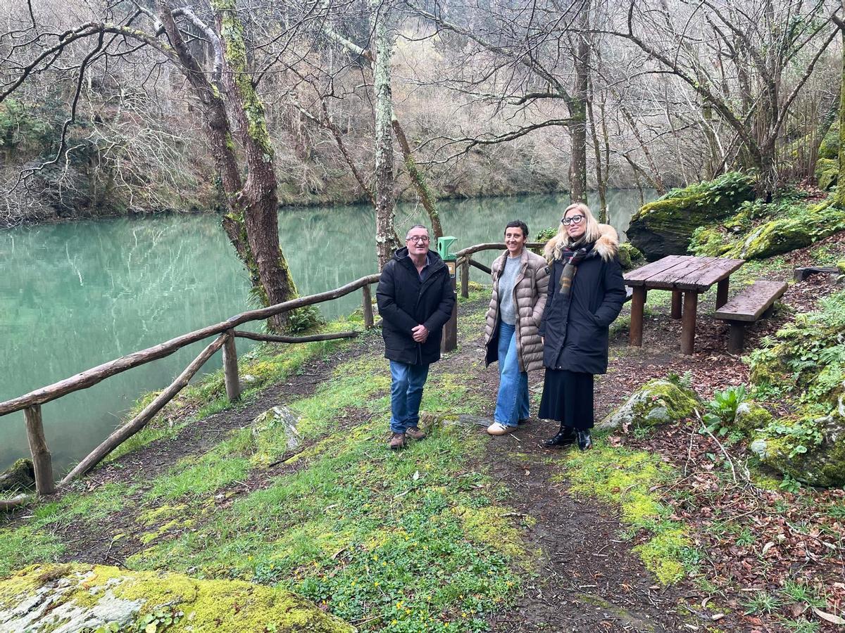 Por la izquierda, el alcalde de Boal, José Antonio Barrientos, la directora de la Fundación Parque Histórico, Inés Rodríguez, y la viceconsejera de Turismo, Lara Martínez.