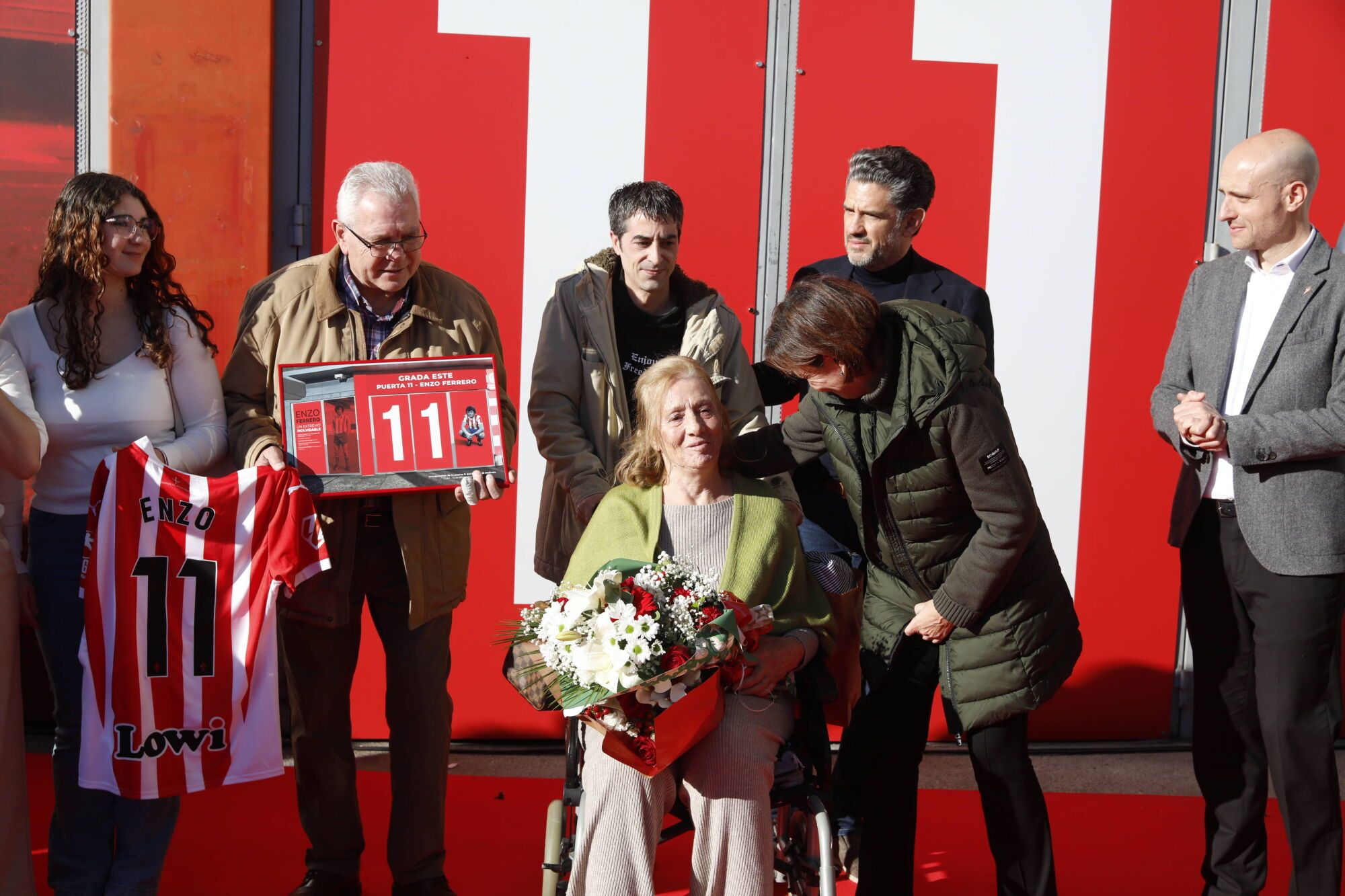 Enzo Ferrero descubre la puerta 11 de El Molinón