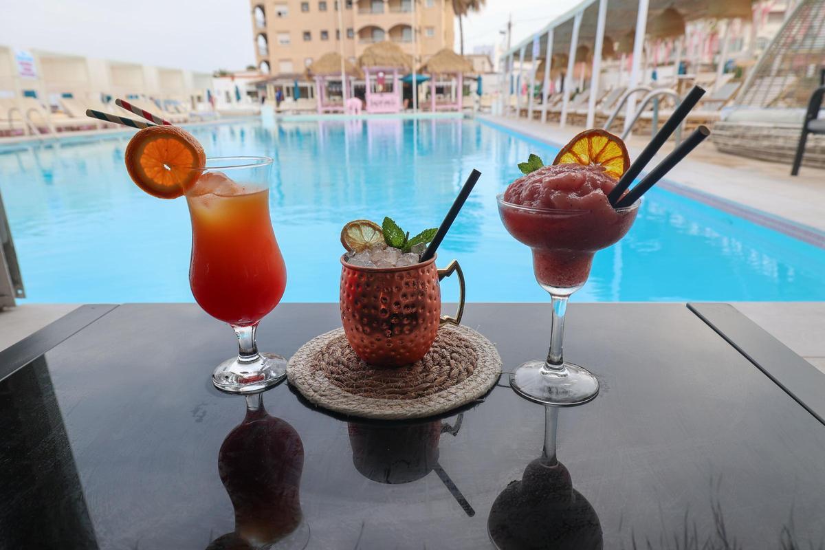 En Jacaranda Lounge se puede pedir un cóctel desde la piscina.